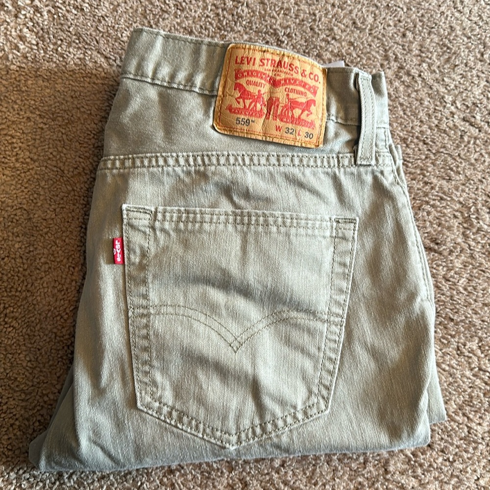 NWOT Tan/Gray Levi’s 559 Men’s Jeans.